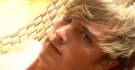 Amerykański mięśniak Mick Lovell masturbuje się swoim kutasem