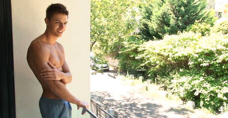 ハスキーな男のベニ・ハムリンが屋外でチンコを弄ぶ