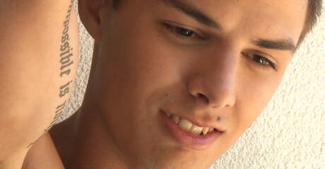 ハスキーな男のベニ・ハムリンが屋外でチンコを弄ぶ