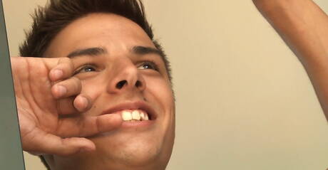 ハスキーな男のベニ・ハムリンが屋外でチンコを弄ぶ