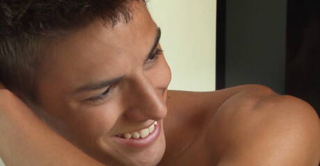 ハスキーな男のベニ・ハムリンが屋外でチンコを弄ぶ