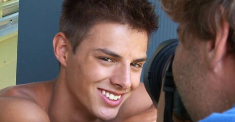 ハスキーな男のベニ・ハムリンが屋外でチンコを弄ぶ