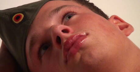 O musculoso tcheco Ryan Kutcher brincando com um pau