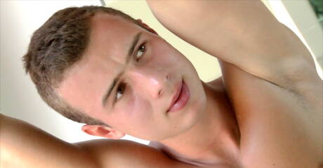 Byk Ethan Parish masturbuje się pod prysznicem