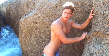 捷克帥哥 Dolph Lambert 在泳池邊自慰