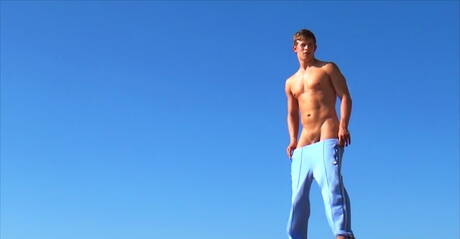 捷克帥哥 Dolph Lambert 在泳池邊自慰