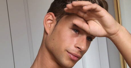 Muskelprotz Zac Haynes spielt mit Schwanz