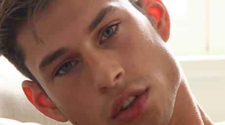 Muskelprotz Zac Haynes spielt mit Schwanz