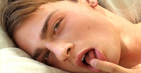 Tsjechische twink Pip Caulfield speelt met pik in hete douche