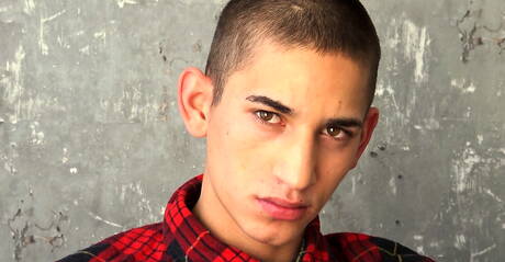 Gorący młodzieniec Darcy Araya masturbuje się swoim penisem