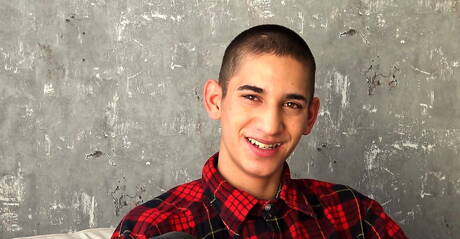 Gorący młodzieniec Darcy Araya masturbuje się swoim penisem