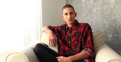 Gorący młodzieniec Darcy Araya masturbuje się swoim penisem