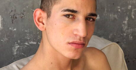 Gorący młodzieniec Darcy Araya masturbuje się swoim penisem