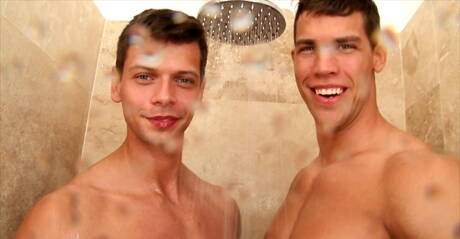 De Amerikaanse, gespierde Kris Evans en de Slowaakse, gespierde Rhys Jagger in een scène waarin ze elkaar pijpen onder een hete douche.