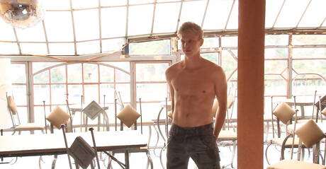 Der muskulöse Gustaf Olsen neckt seinen Schwanz