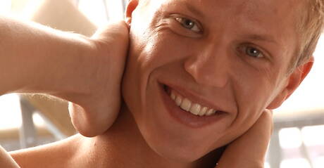 Der muskulöse Gustaf Olsen neckt seinen Schwanz