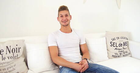 Der bullige Ungar Steve Harrelson wichst seinen Schwanz