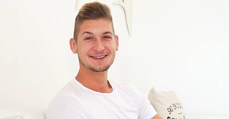 Der bullige Ungar Steve Harrelson wichst seinen Schwanz