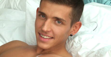 Der slowakische Kraftprotz Mario Texeira neckt seinen Schwanz im Badezimmer