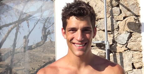 Tsjechische sterke man Ariel Vanean trekt zijn pik af onder de douche