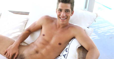 Tsjechische sterke man Ariel Vanean trekt zijn pik af onder de douche