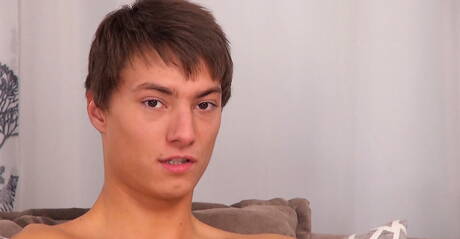 Der junge Tscheche Charlie Bogard spielt in der heißen Dusche mit seinem Schwanz