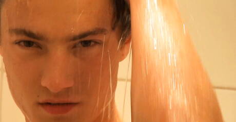 Der junge Tscheche Charlie Bogard spielt in der heißen Dusche mit seinem Schwanz