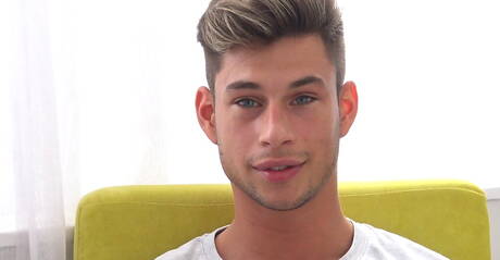 Le taureau Zac Haynes se masturbe