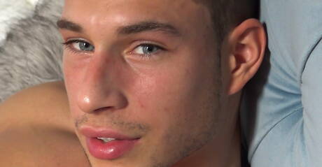 Le taureau Zac Haynes se masturbe