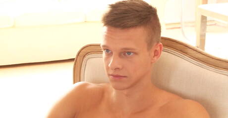 Silny byk Bjorn Nilsen masturbuje się