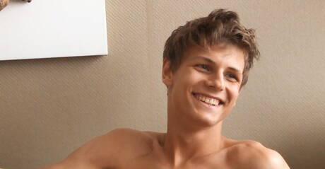 Czech twink Liam Efron jack off his dick in shower