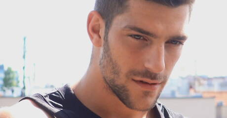 Tsjechische gespierde Ariel Vanean masturbeert met seksspeeltje buiten