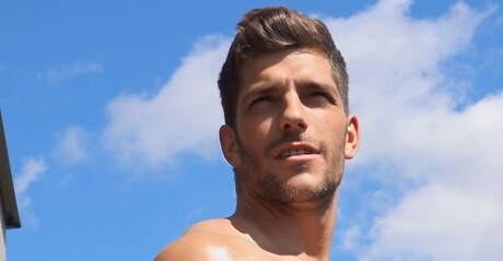 Tsjechische gespierde Ariel Vanean masturbeert met seksspeeltje buiten