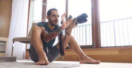 Tsjechische gespierde Ariel Vanean masturbeert met seksspeeltje buiten