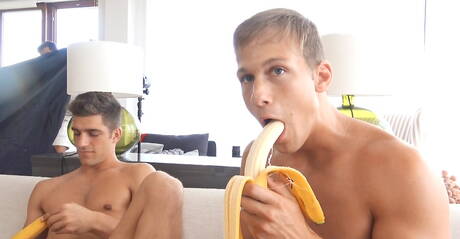 Tsjechische gespierde Ariel Vanean masturbeert met seksspeeltje buiten