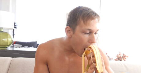 Tsjechische gespierde Ariel Vanean masturbeert met seksspeeltje buiten