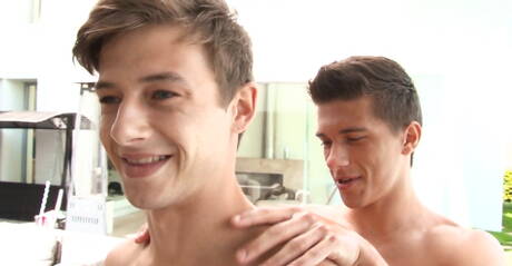 Hete Tsjechische gasten, de jonge Bastian Dufy en de knappe jongen Enrique Vera in een pikzuigscène