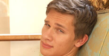 Il bel ragazzo ceco Bob Marghiela stuzzica il suo cazzo