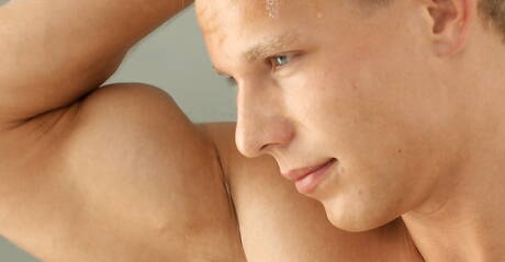 Le beau tchèque Daniel Mathis prend du plaisir