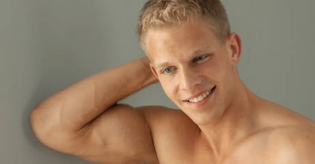 Le beau tchèque Daniel Mathis prend du plaisir