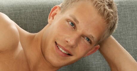 Le beau tchèque Daniel Mathis prend du plaisir