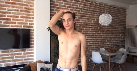 チェコの若者ジェームズ・ウォルシュが楽しんでいる