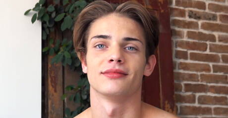 チェコの若者ジェームズ・ウォルシュが楽しんでいる