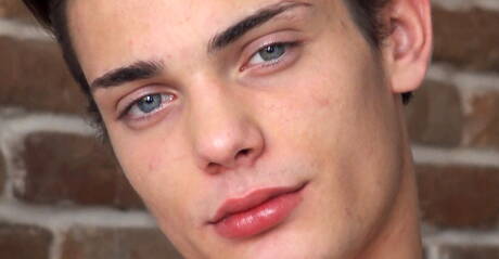 チェコの若者ジェームズ・ウォルシュが楽しんでいる