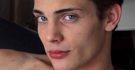 チェコの若者ジェームズ・ウォルシュが楽しんでいる