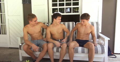 Sexy vrienden Justin Saradon, Jerry Hannan en Tommy Poulain hebben een trio met anale seks buiten