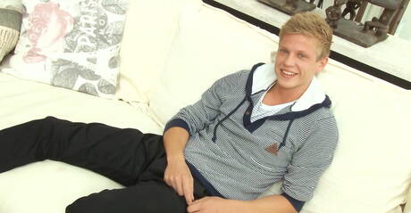 Der starke Mann Gustaf Olsen neckt seinen Schwanz