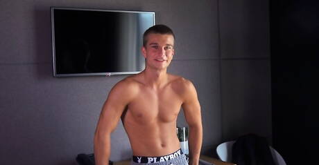 Byk Ronan Levine masturbuje się ze swojego fiuta