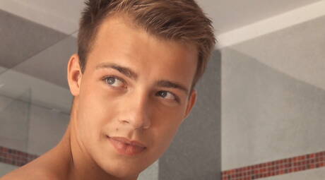 Młody Czech Pip Caulfield masturbuje się