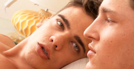 Der heiße amerikanische Twink Jarrod Lanvin und der slowakische kräftige Joaquin Arrenas machen gerne einen Handjob